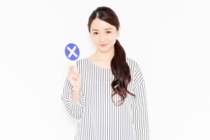 断る女性