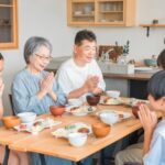 食事をする家族