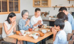 食事をする家族