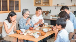 食事をする家族