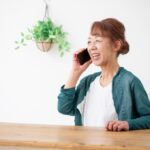 電話をかける母