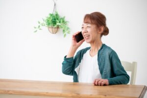 電話をかける母