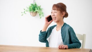 電話をかける母
