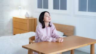 夜に不安になる女性