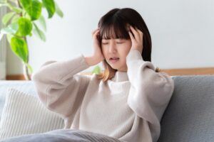 過去を思い出してしまう女性