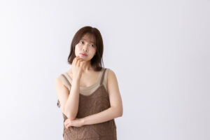 悩む女性