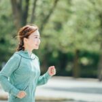 不安を紛らわす女性