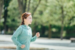 不安を紛らわす女性