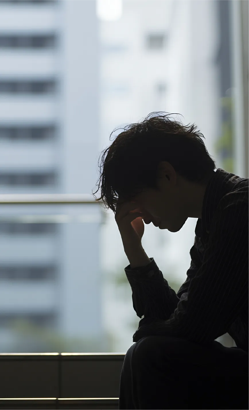 悩みを抱える男性