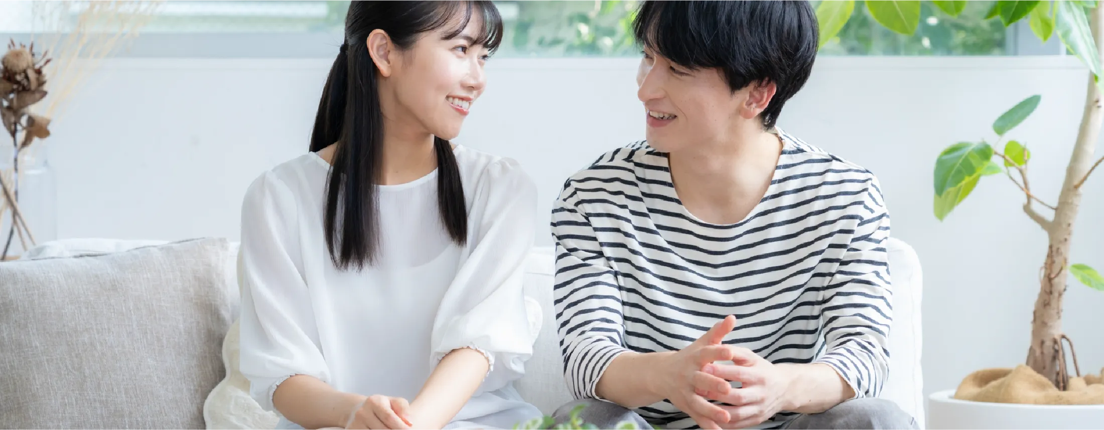 笑顔で話す男女